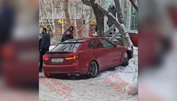 Водитель Lexus выехал на тротуар на Хорошёвском шоссе