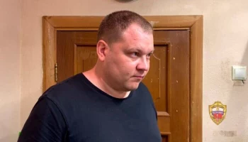 Полицейские задержали загоравших на детской площадке мужчин на юге Москвы