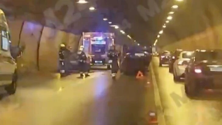 Автомобиль опрокинулся на проспекте Маршала Жукова в Москве Автомобиль опрокинулся на проспекте Маршала Жукова в Москве