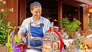 Мэр Москвы поздравил рестораторов с профессиональным праздником