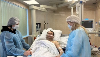 Супруга и дочь навестили губернатора Чибиса в больнице