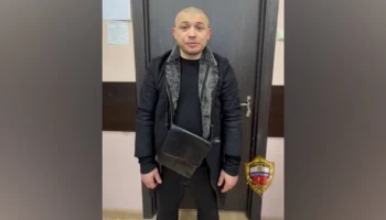 Бездомный мужчина ограбил девушку после отказа познакомиться в автобусе в Москве