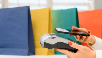 "Известия": мелкие фирмы хотят освободить от обязанности принимать оплату по QR-коду