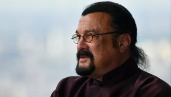 В России призвали присвоить Стивену Сигалу звание заслуженного артиста