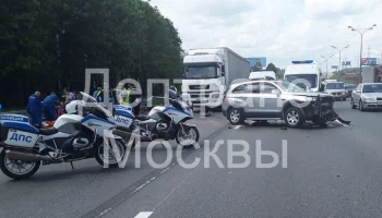 Легковой и грузовой автомобили столкнулись на 87-м км МКАД