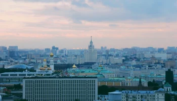 Ветер принес в Москву песок из пустыни Сахара, окрасив небо в необычные оттенки