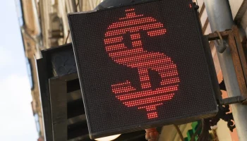 Курс доллара на Мосбирже опустился ниже 93 рублей впервые с 10 апреля