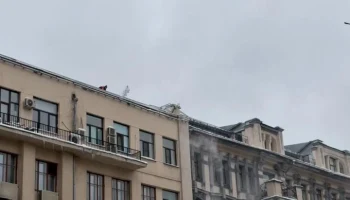 В Москве начали очищать крыши домов от снега