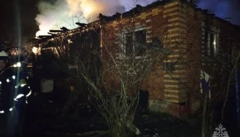 Ребенок и женщина погибли при пожаре в частном доме в Подмосковье