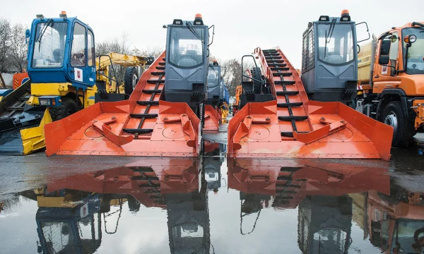 Илососы и грейдеры: какая коммунальная техника работает в столице круглый год