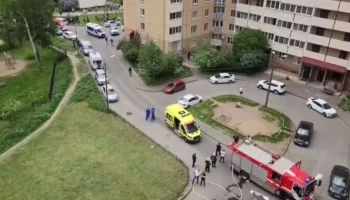 Врачи констатировали смерть мужчины, забаррикадировавшегося в квартире в Петербурге