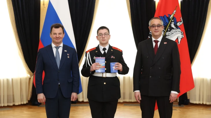 Школьники получили паспорта из рук председателя столичного парламента Школьники получили паспорта из рук председателя столичного парламента