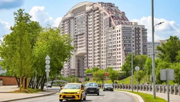 В Москве более 700 деревьев украсили благоустроенные набережные реки Яузы