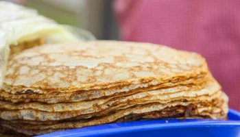 Экономист Ильяшенко: порция блинов к Масленице подорожала за год на 30%