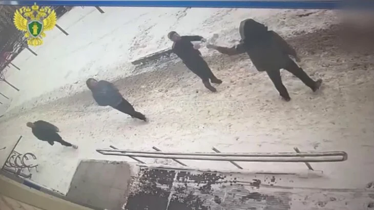 В Москве мужчина избил сотрудника магазина из-за похищенных спиртных напитков В Москве мужчина избил сотрудника магазина из-за похищенных спиртных напитков