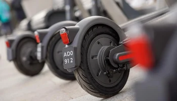 Сервис кикшеринга придумал способ борьбы с подростками, арендующими самокаты