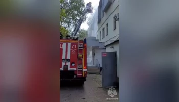 Два сотрудника МЧС России пострадали при тушении пожара на востоке столицы