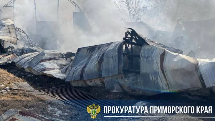 Открытое горение ангара ликвидировано во Владивостоке на площади 450 "квадратов" Открытое горение ангара ликвидировано во Владивостоке на площади 450 "квадратов"