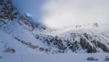 Мужчина погиб при сходе лавины в Бурятии