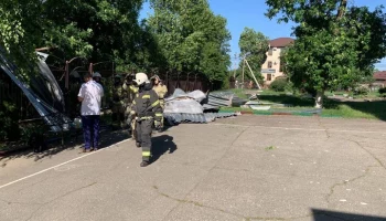 Дети пострадали при падении сорванной ветром крыши в краснодарской школе
