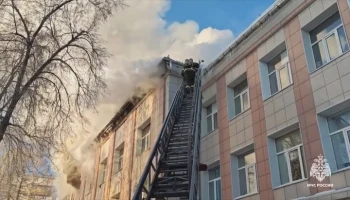 Пожар в колледже в Новосибирске потушен на 700 "квадратах"