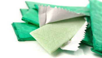 Российские ученые создали умную жвачку, укрепляющую эмаль