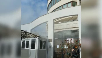 В Кишиневе задержали мужчину, бросившего бутылки во двор посольства России