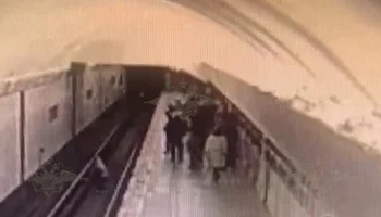 До 20 лет лишения свободы может грозить женщине, толкнувшей девочку в метро Москвы