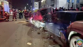 Три человека погибли после наезда автомобиля на бетонное ограждение в Казани