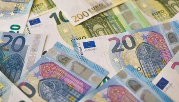 Курс евро поднялся выше 101 рубля впервые с 21 марта