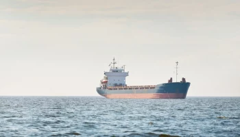 Хуситы нанесли удар по двум коммерческим судам и американскому эсминцу