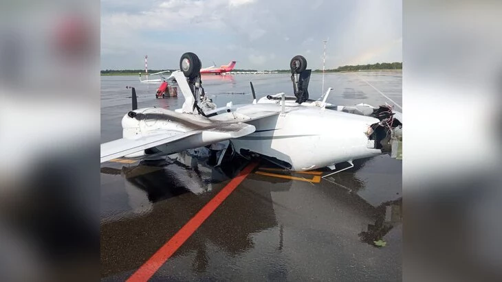 Смерч повредил четыре учебных самолета и вертолет в аэропорту Нижнекамска Смерч повредил четыре учебных самолета и вертолет в аэропорту Нижнекамска