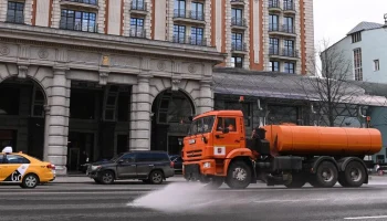 Вторая промывка дорог и тротуаров с шампунем началась в Москве