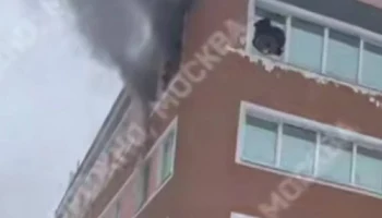 Пожарные спасли 16 человек из горящего хостела на севере Москвы