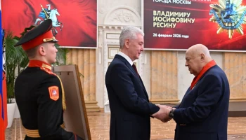 Собянин вручил депутату Ресину знак &laquo;Почетный гражданин города Москвы&raquo;