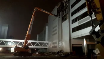 Тяжелая техника МЧС прибыла к "Крокусу" для расчистки завалов