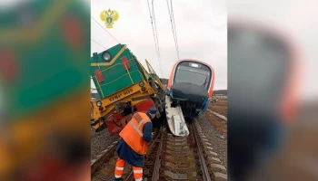 Электропоезд столкнулся с тепловозом в депо Нахабино