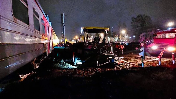 СК начал проверку после столкновения поезда с асфальтоукладчиком в Щелкове СК начал проверку после столкновения поезда с асфальтоукладчиком в Щелкове