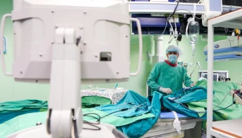 Медики оперируют двоих детей, пострадавших при атаке дронов в Шебекине