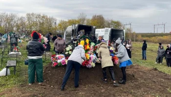 Похороны четверых детей, умерших от отравления, прошли под Красноярском