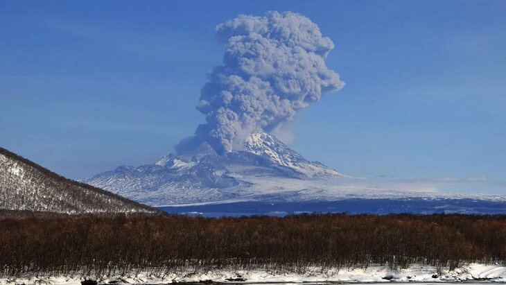 Камчатский вулкан Шивелуч выбросил столб пепла на высоту 10 км Камчатский вулкан Шивелуч выбросил столб пепла на высоту 10 км