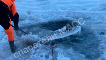 Вмерзшее в лед тело пенсионера нашли на реке в Новосибирске