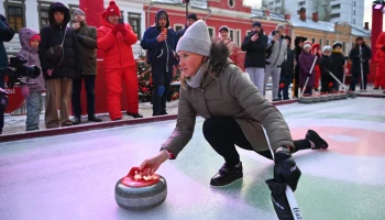 Площадка &laquo;Рождественский керлинг&raquo; приглашает горожан познакомиться с олимпийским видом спорта в рамк