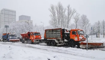 Городские службы продолжают устранять последствия сильного снегопада в Москве