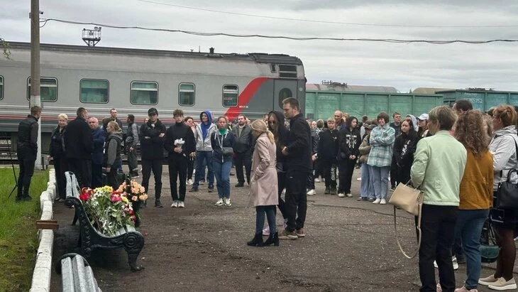 Прощание с погибшими при сходе поезда с рельсов в Коми прошло в Инте Прощание с погибшими при сходе поезда с рельсов в Коми прошло в Инте