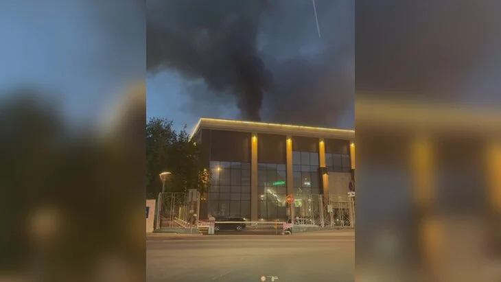 Пожарные тушат возгорание в административном здании на западе Москвы Пожарные тушат возгорание в административном здании на западе Москвы