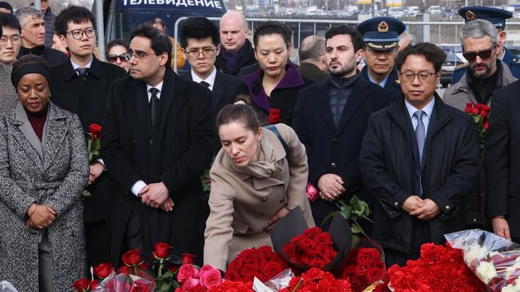 В акции памяти у "Крокус Сити Холла" приняли участие 130 представителей дипмиссий В акции памяти у "Крокус Сити Холла" приняли участие 130 представителей дипмиссий