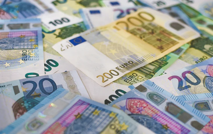 Впервые с начала сентября прошлого года курс евро опустился ниже 98 рублей Впервые с начала сентября прошлого года курс евро опустился ниже 98 рублей