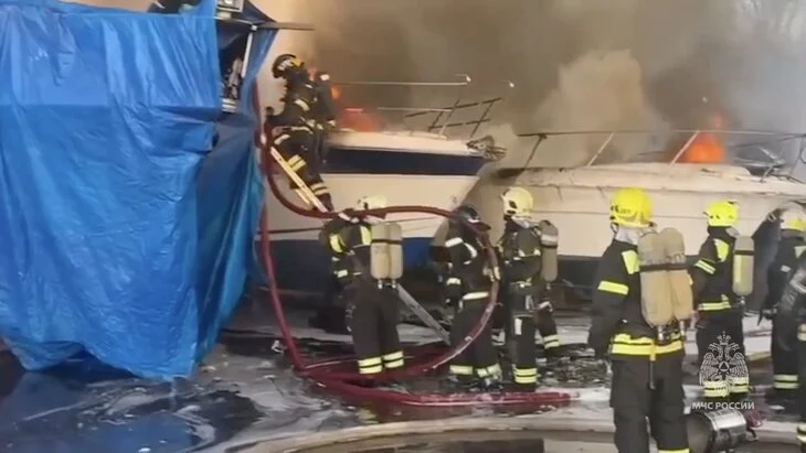 Один человек пострадал при возгорании катеров на берегу Москвы-реки Один человек пострадал при возгорании катеров на берегу Москвы-реки