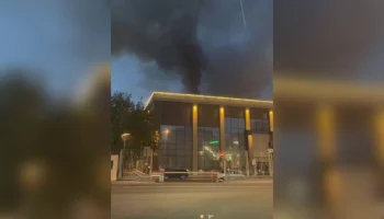 Пожарные тушат возгорание в административном здании на западе Москвы